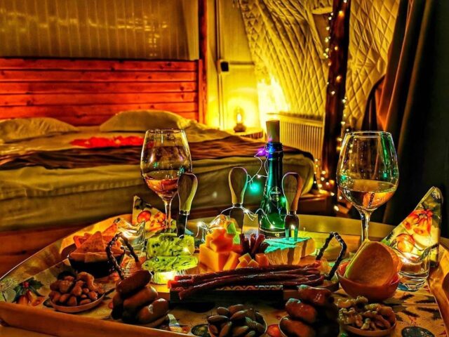 Rasfatul bine meritat dupa o saptamana plina. 😊

#wegloo #weglooromania #friday #saturday #weekend #weekendvibes #travel #treatyourself #couplegoals #escape #food #foodporn #love