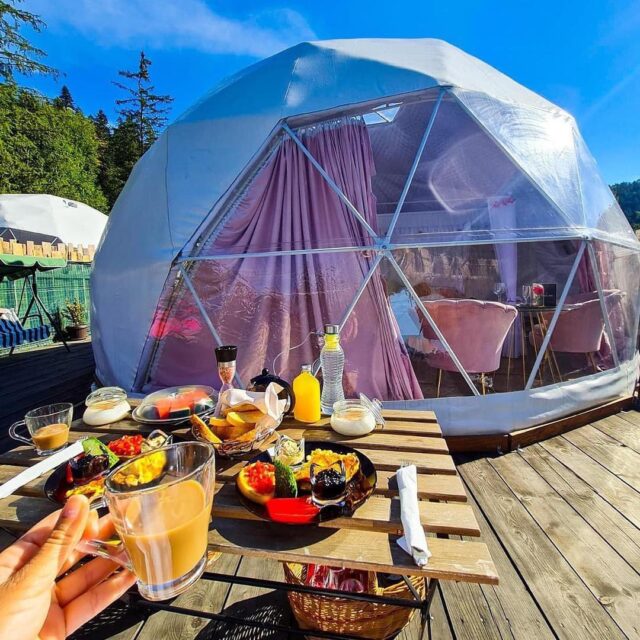 Primavara este anotimpul in care totul revine la viata, inclusiv TU! Si ce loc mai bun decat WEGLOO pentru o resetare interioara, direct din mijlocul naturii? ☀️

De ce? Pentru ca meriti si pentru ca in lunile MARTIE si APRILIE beneficiezi de cele mai mici preturi din an! ✅

Vino la Wegloo sa te trezesti cu sunetul pasarilor, sa primesti micul dejun direct la pat, sa inlocuiesti laptopul cu energia magica a muntilor, sa te incarci cu primele raze de soare direct de pe terasa proprie, sa te relaxezi in ciubarul nostru panoramic, si sa te reconectezi cu persoanele dragi. ❤️

Rezerva direct la noi pentru cea mai buna oferta:
☎️: 078-444-444-1
📧: contact@wegloo.ro
🌐: https://wegloo.ro/ro/book-now-2/

#wegloo #weglooromania #spring #march #treatyourself #relax #fresh #mountain #nature #naturephotography #view #sun #sunnyday #travel #escape #goodvibes #couplegoals #romania #traveller