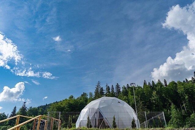 Posibilitatea de a dormi sub stele nu a fost niciodata atat de atragatoare cum este la WEGLOO, unde regula suprema este armonia intre confort si relaxare in mijlocul naturii.

Fie ca iti doresti o escapada romantica sau o mini vacanta departe de treburile cotidiene, WEGLOO iti ofera posibilitatea de a te bucura de serenitate si de a te relaxa. Este ideal atat pentru cupluri, familii cu copii, cat si pentru oamenii care au nevoie de timp cu ei insisi pentru a se reconecta la energia naturii sau pentru a medita.

Vino la WEGLOO si descopera frumusetea muntilor din interioul propriului tau igloo. Nu trebuie decat sa te relaxezi si sa te bucuri de privelistea feerica!

P.S. Nu uita sa privesti catre stele si sa observi cum stralucesc pentru tine!

Rezerva direct la:
🌐: https://wegloo.ro/ro/book-now-2/

Pentru intrebari sau informatii suplimentare ne gasesti la:
☎️: 078-444.444.1
📧: contact@wegloo.ro

#wegloo #weglooromania #glamping #mountains #beautifulromania #nature #naturephotography #travel #travelphotography #view #infinitesky #youtwoinaningloo #romanticescape #love #couplegoals #familytime #holiday #weekend