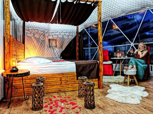 Saturday night. 

#wegloo #weglooromania #saturday #saturdaynight #weekend #weekendvibes #escape #fun #relax #wine #winelover #glamping #romantic #couplegoals #cozy #travel #discoverromania