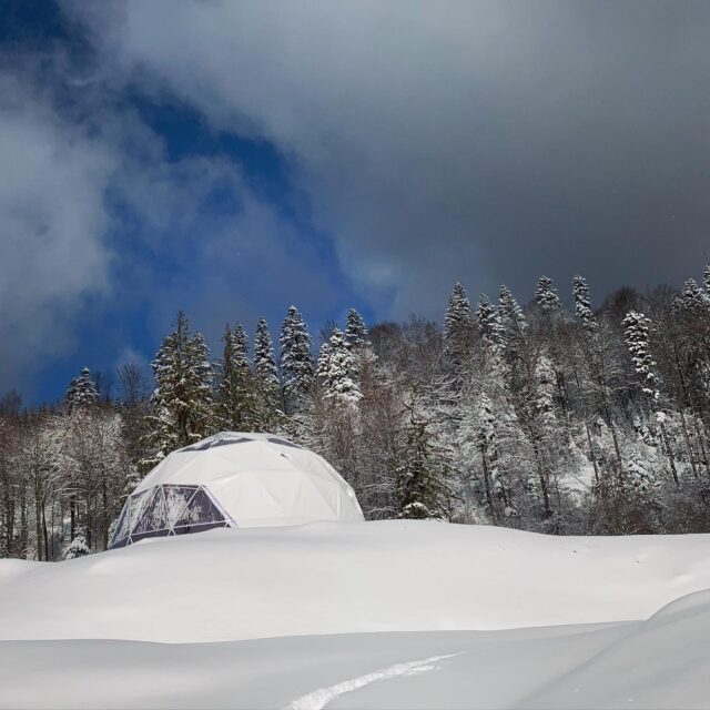 Woke up to this! 😱❤️

#wegloo #weglooromania #snow #april #aprilfools #glamping #mountain #nature #naturephotography #beautifuldestinations #amazingplaces #winterisback #winter #romania