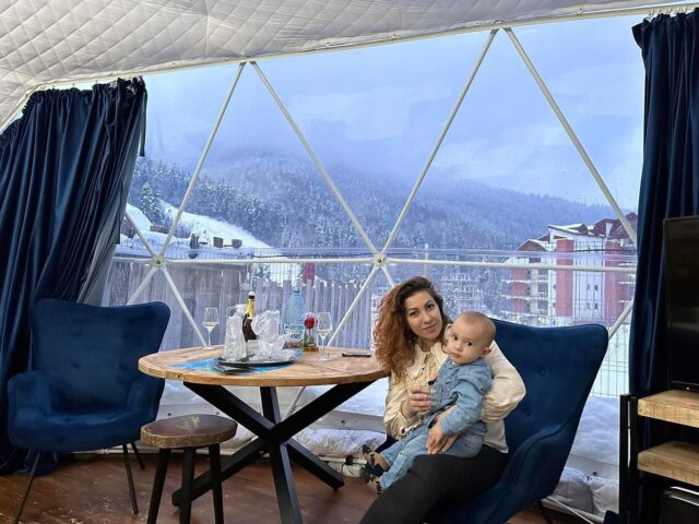 Duminica este despre familie. 👨‍👩‍👦

Din seria #pozedelavoi 

#wegloo #weglooromania #family #familytime #familytravel #familygoals #baby #kids #travel #nature #naturephotography #view #mountains #snow #winter #sunday #sundayfunday #weekend #weekendvibes #relax #experience #beautifuldestinations #romania